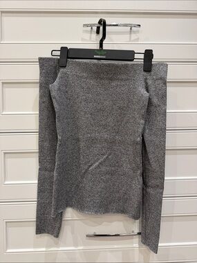 HM off the shoulder top size 2 gray
